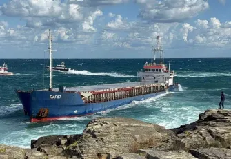 Kocaeli’de kargo gemisi karaya oturdu