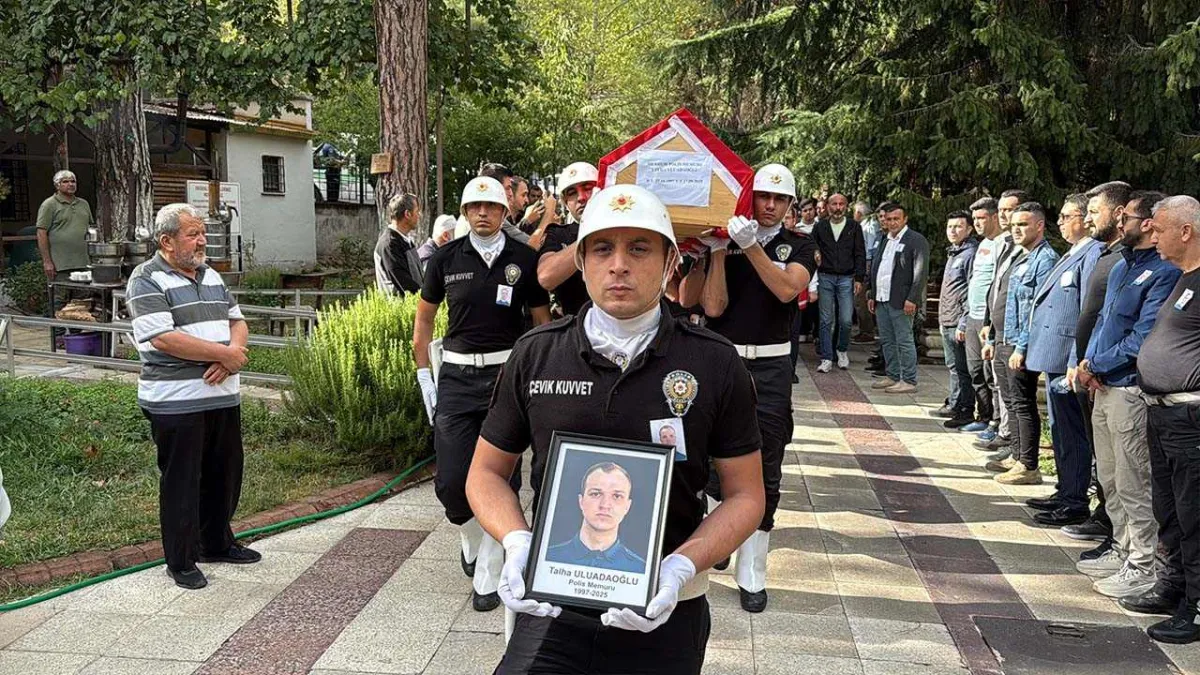 Şehit polis Talha Uluadaoğlu toprağa verildi haberinin görseli
