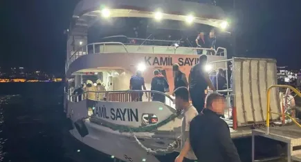 Boğaz'da kaza: Beşiktaş-Üsküdar yolcu motoru ile yük gemisi çarpıştı!