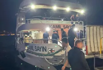 Boğaz'da kaza: Beşiktaş-Üsküdar yolcu motoru ile yük gemisi çarpıştı!