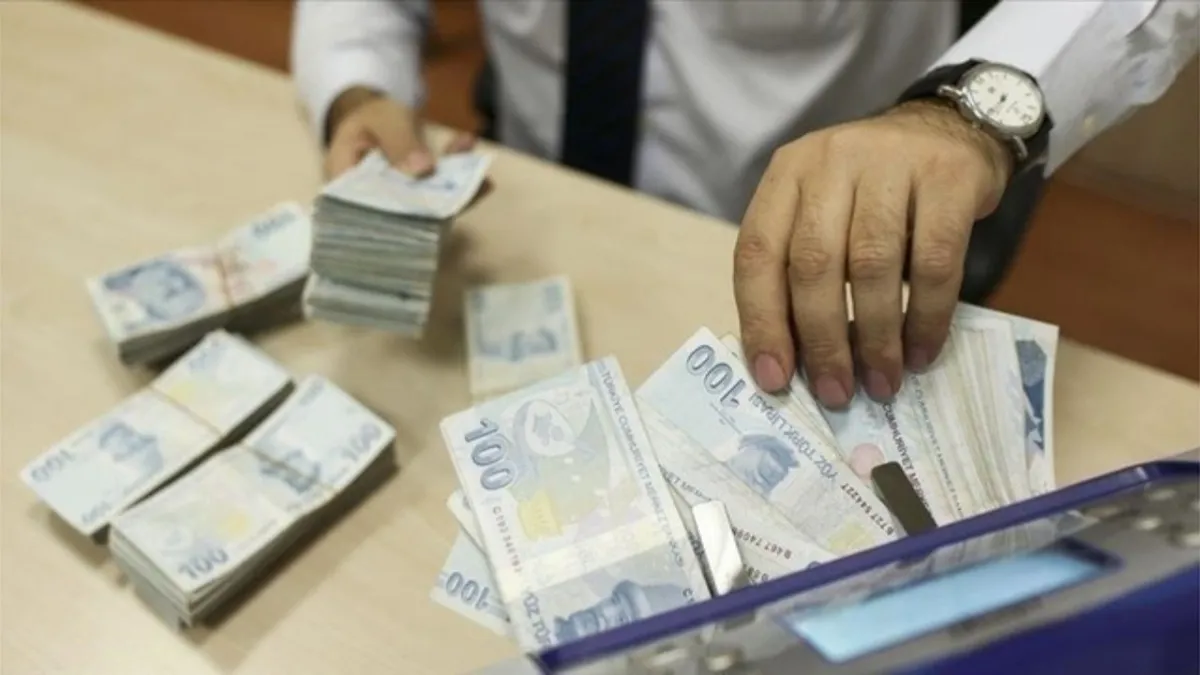 Faiz indirimleri sonrası kredi çekme yarışı başladı! sadece bir haftada 31 milyar TL&#039;lik kredi kullanıldı! hangi bankalar en uygun faizleri sunuyor? haberinin görseli