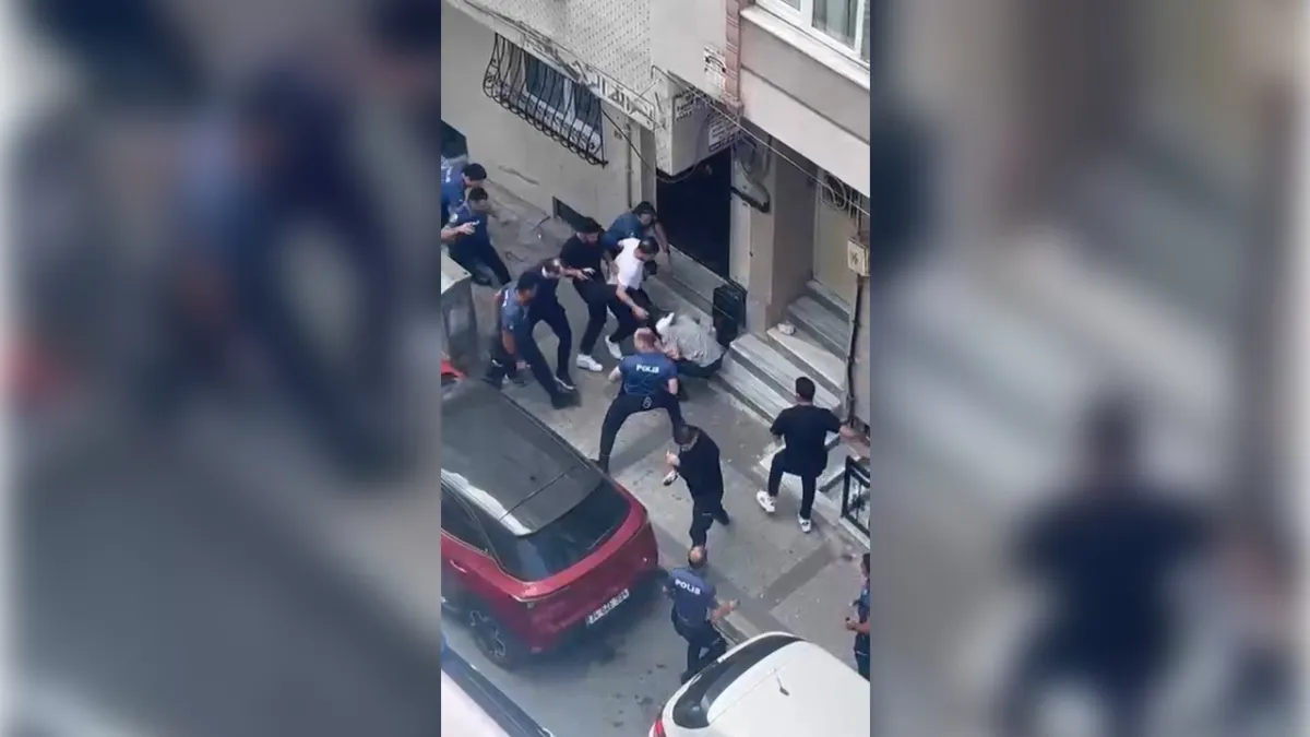 İstanbul&#039;da tehlikeli anlar: Eski eşinin evine bıçakla giden şüpheli polis müdahalesiyle gözaltına alındı haberinin görseli