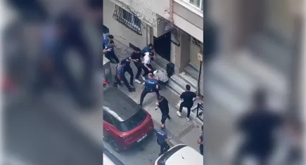 İstanbul'da tehlikeli anlar: Eski eşinin evine bıçakla giden şüpheli polis müdahalesiyle gözaltına alındı