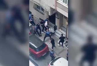 İstanbul'da tehlikeli anlar: Eski eşinin evine bıçakla giden şüpheli polis müdahalesiyle gözaltına alındı