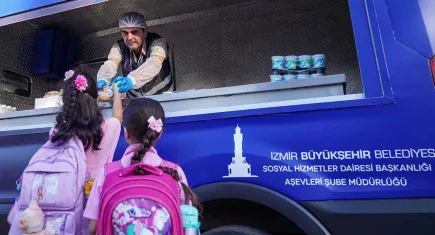 İzmir Büyükşehir Belediyesi’nden öğrencilere beslenme paketi desteği 