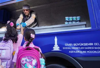 İzmir Büyükşehir Belediyesi’nden öğrencilere beslenme paketi desteği 