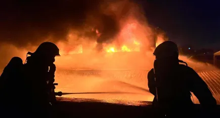 İzmir İtfaiyesi, Gaziemir’deki mobilya fabrikasındaki yangını 4 saatlik mücadeleyle söndürdü