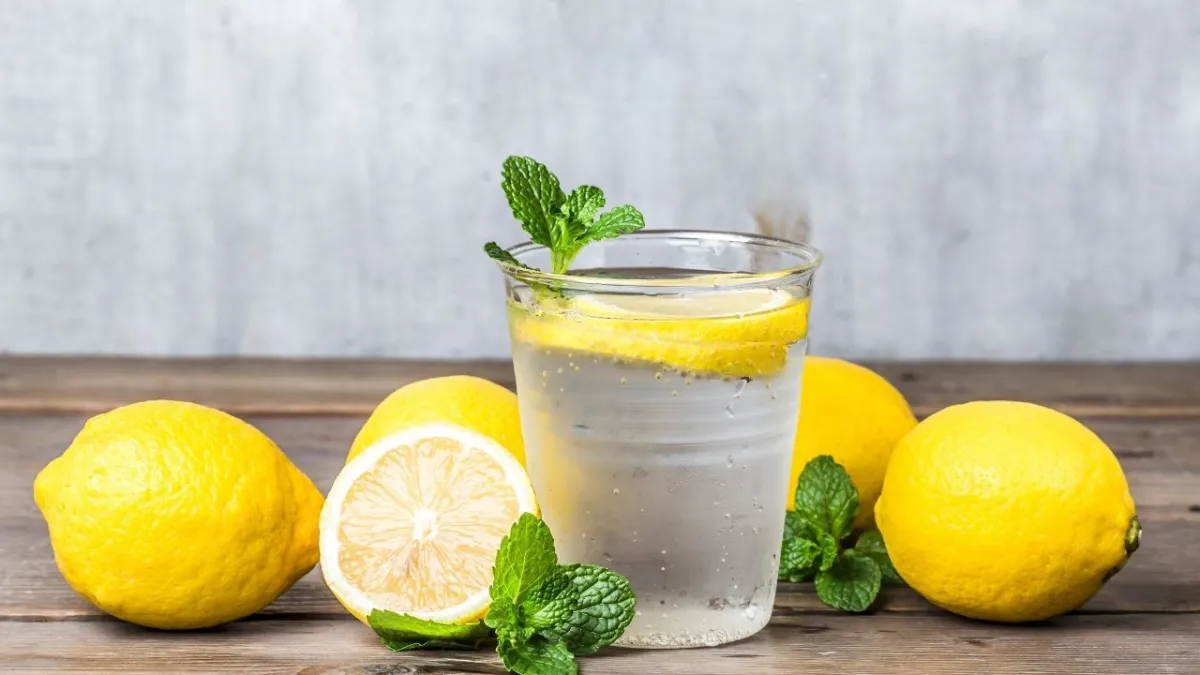 Sabahları içtiğiniz limonlu su hakkındaki gerçekler: Fayda sanarken yanlış mı yapıyoruz? haberinin görseli