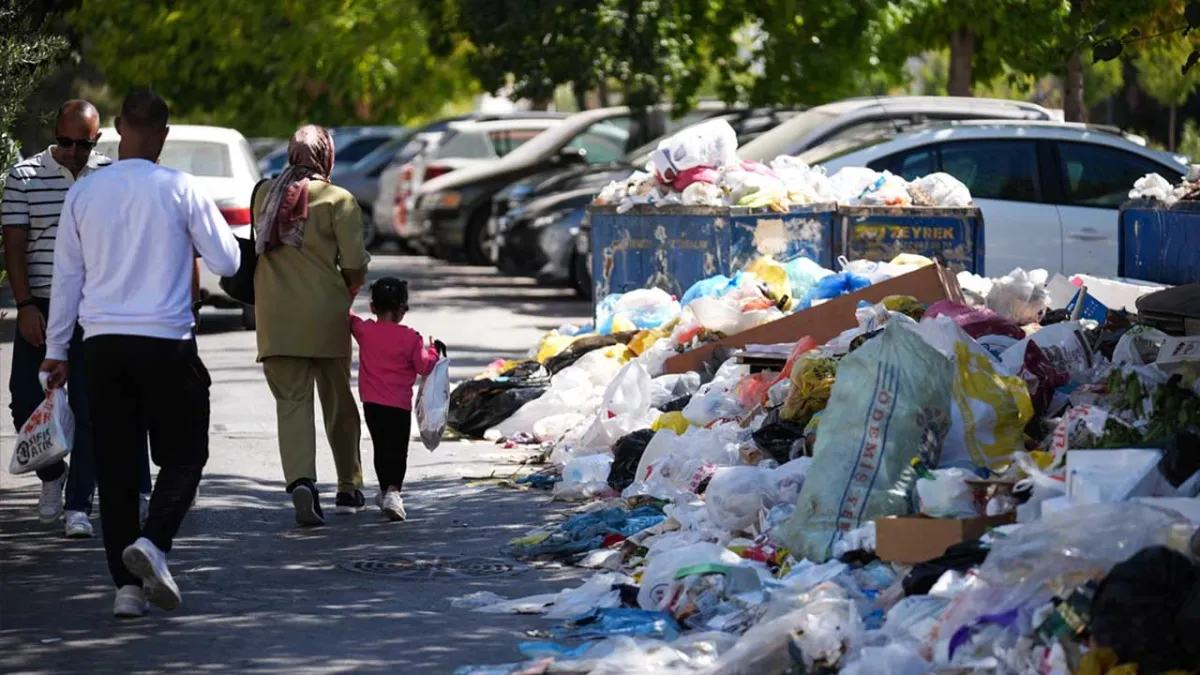 Buca’da çöp tepkisi: Kötü koku ve görüntü kirliliği vatandaşı isyan ettirdi haberinin görseli