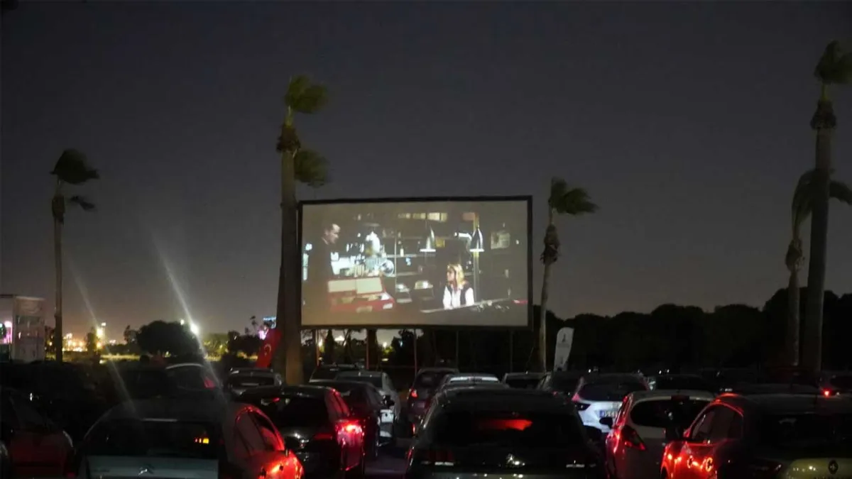 İzmir’de arabada film keyfi başladı haberinin görseli