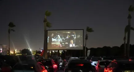 İzmir’de arabada film keyfi başladı