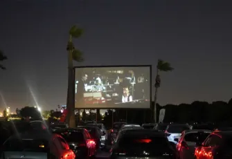 İzmir’de arabada film keyfi başladı