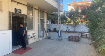 İzmir’de taşınma faciası: Nakliye asansöründen düşen koltuk can aldı!