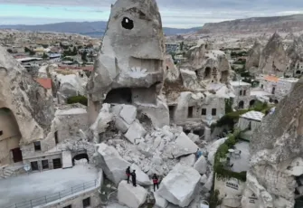 Kapadokya'da peribacasının büyük bir bölümü yıkıldı: Çevreyi toz bulutu sardı