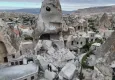Kapadokya'da peribacasının büyük bir bölümü yıkıldı: Çevreyi toz bulutu sardı