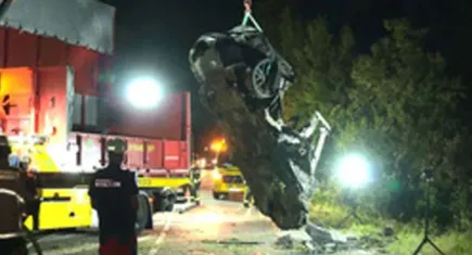 Kaza sonrası elektronik kapıları açılmadı: Sürücü ve 2 çocuk yanarak cam verdi 