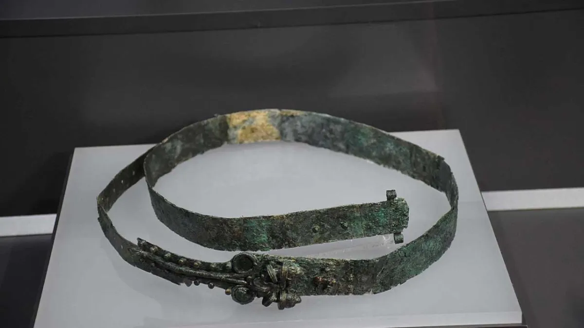 Klazomenai’da bulunan 2 bin 600 yıllık bronz kemer sergilenmeye başladı haberinin görseli
