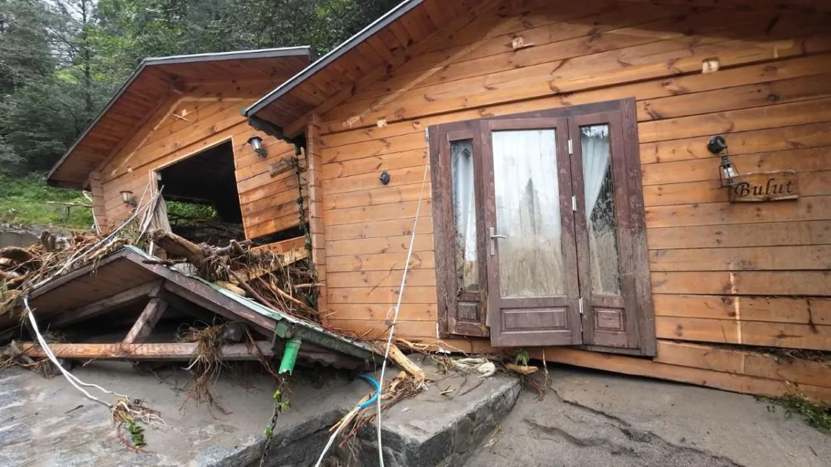 Rize&#039;de sel ve heyelan faciası: İş makineleri devrildi, bungalovlar yıkıldı haberinin görseli