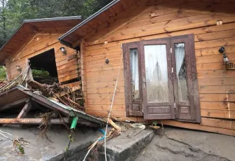 Rize'de sel ve heyelan faciası: İş makineleri devrildi, bungalovlar yıkıldı