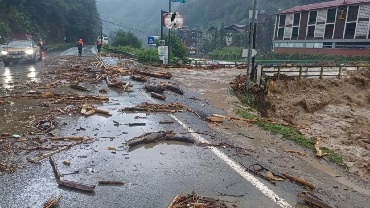 Rize&#039;deki korkunç gece: Sel ve heyelanlar köyleri yuttu, 15 kişi son anda kurtarıldı! haberinin görseli