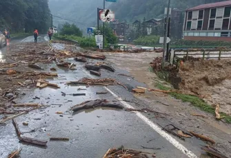 Rize'deki korkunç gece: Sel ve heyelanlar köyleri yuttu, 15 kişi son anda kurtarıldı!