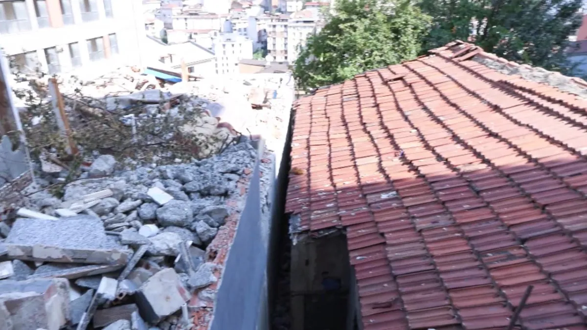 Ağır hasarlı bina yıkıldı, yanındaki kaçak gecekondu nedeniyle yerine yenisi yapılamadı haberinin görseli