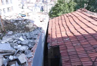 Ağır hasarlı bina yıkıldı, yanındaki kaçak gecekondu nedeniyle yerine yenisi yapılamadı