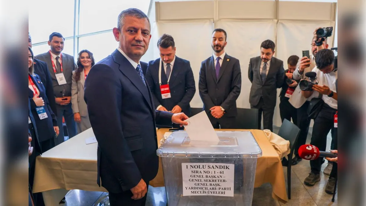 CHP’de Özgür Özel yeniden başkan haberinin görseli
