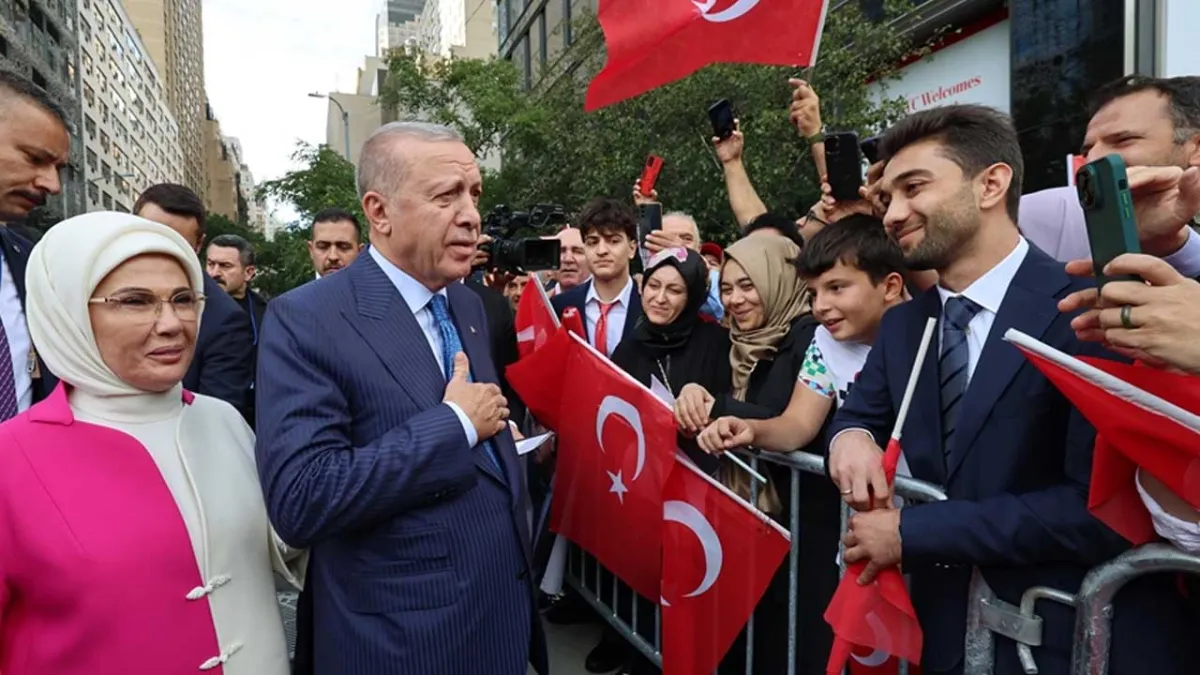 Cumhurbaşkanı Erdoğan, ABD&#039;deki Türkevi&#039;ne girişinde sevgi gösterileriyle karşılandı haberinin görseli