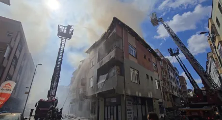 İstanbul’da çatı katında çıkan yangın yan binaya sıçradı