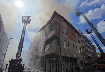 İstanbul’da çatı katında çıkan yangın yan binaya sıçradı