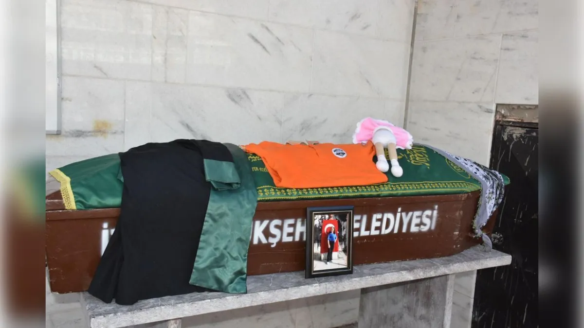 İzmir’de koltuğun altında kalan çocuk son yolculuğuna uğurlandı haberinin görseli