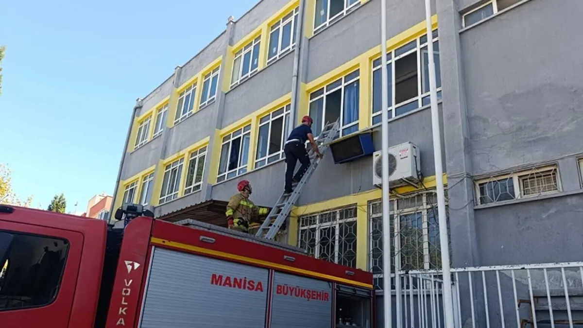 Manisa&#039;da okulda mahsur kalan 3 öğrenciyi itfaiye kurtardı haberinin görseli