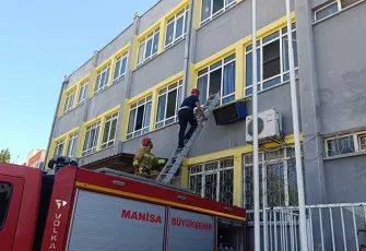 Manisa'da okulda mahsur kalan 3 öğrenciyi itfaiye kurtardı
