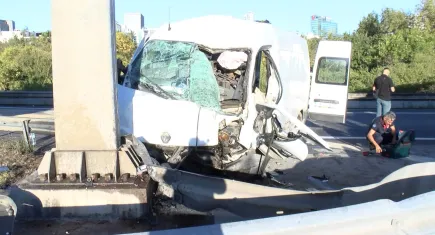 TEM Otoyolu’nda minibüs bariyerlere çarptı: Sürücüsü yaralandı