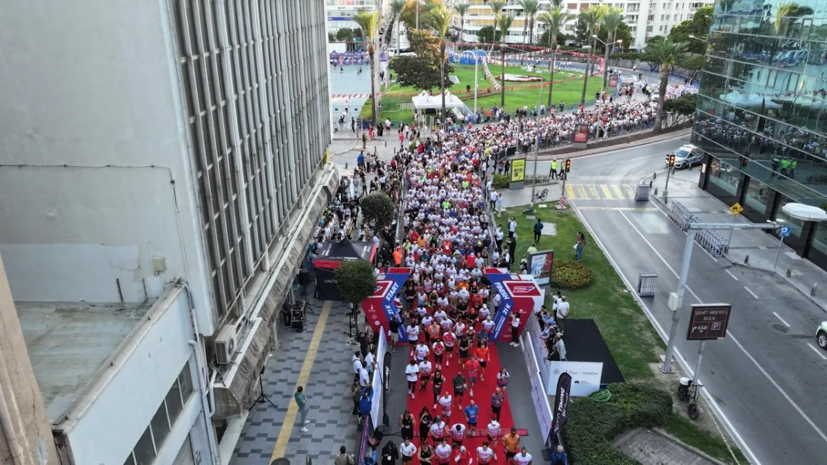 Yüzlerce yarışmacı İzmir için koştu: Kurtuluş coşkusuyla yarıştılar! haberinin görseli