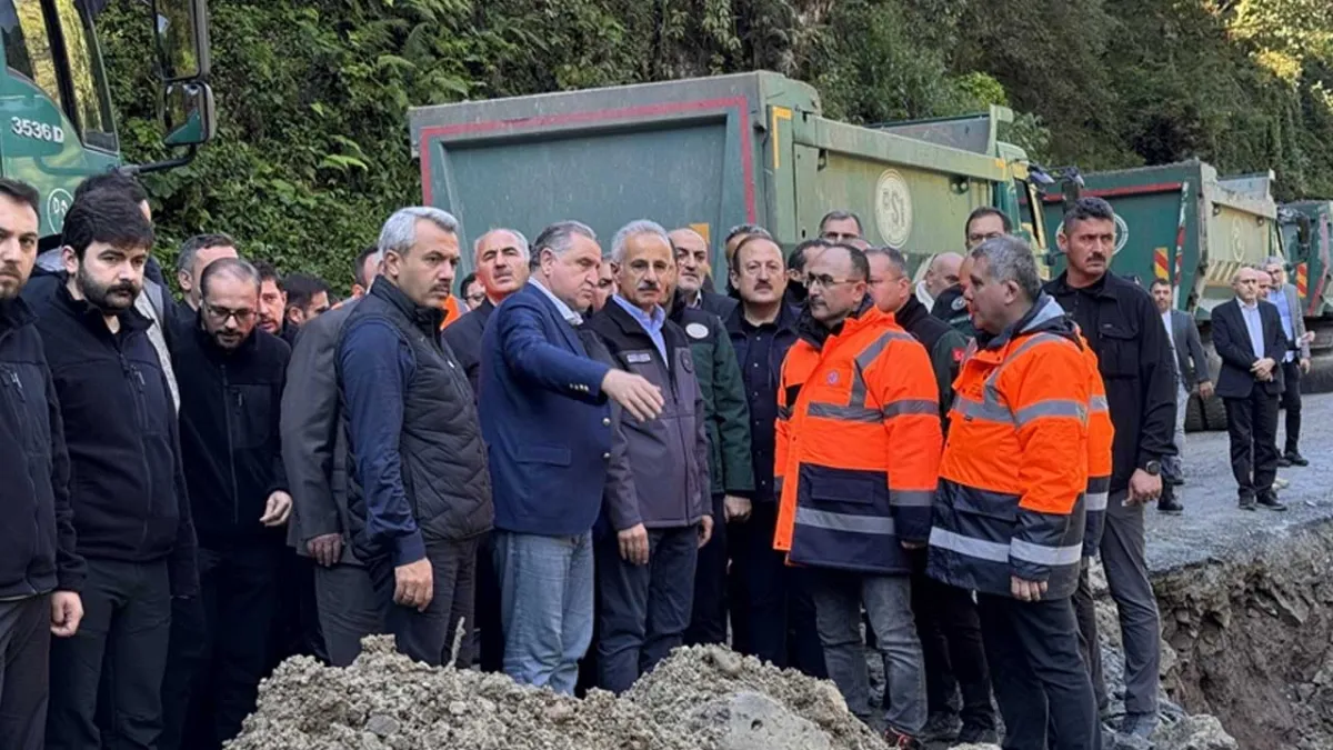 Bakanlar Uraloğlu ve Bak, Çamlıhemşin-Ayder Yaylası yolunda devam eden çalışmaları inceledi haberinin görseli