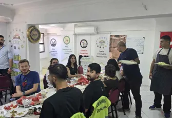 Başkan Mızraklı’dan gençlere Urfa usulü kahvaltı