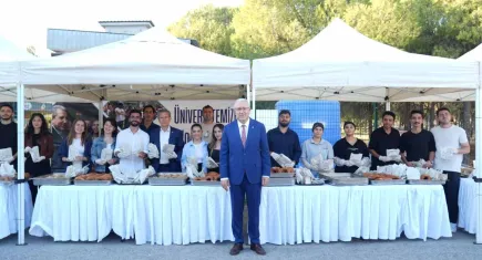 Ege Üniversitesi’nde öğrencilere ‘boyozlu’ karşılama