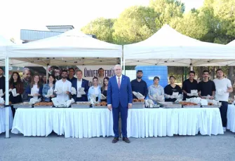 Ege Üniversitesi’nde öğrencilere ‘boyozlu’ karşılama