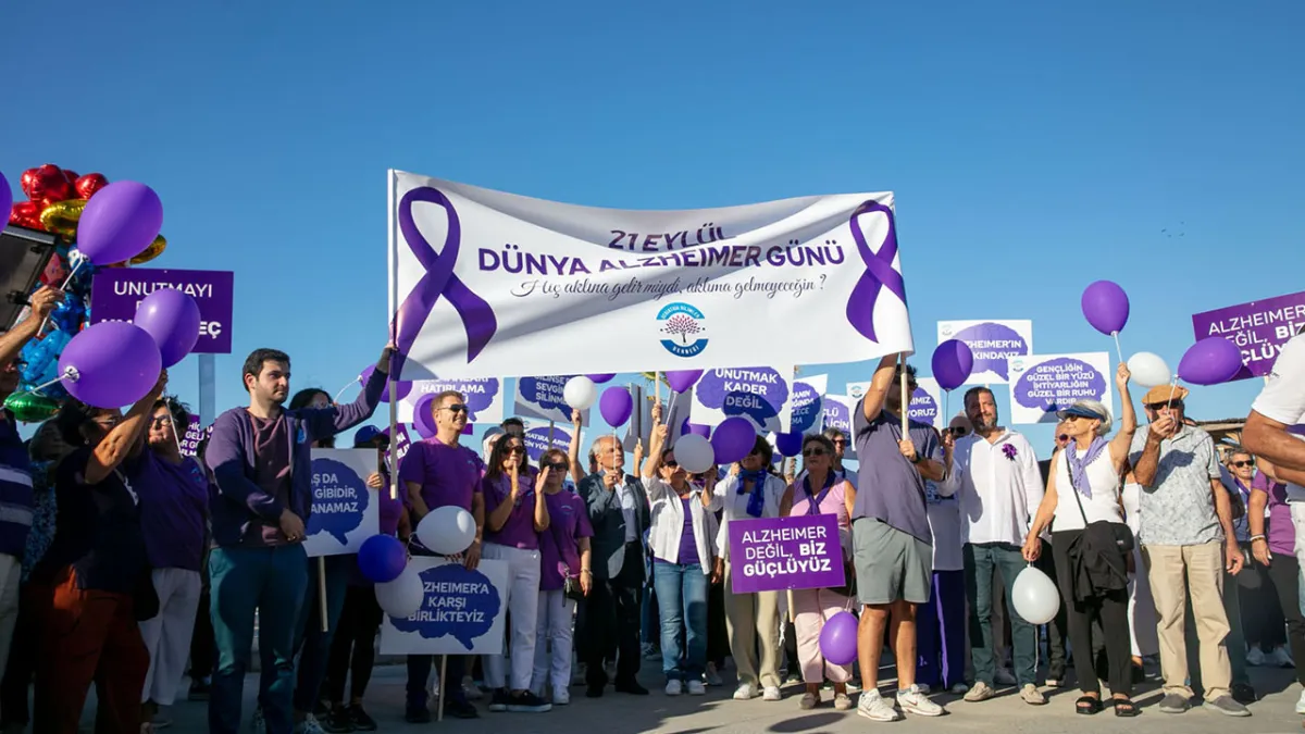 Güzelbahçe’de Dünya Alzheimer Günü için farkındalık yürüyüşü  haberinin görseli