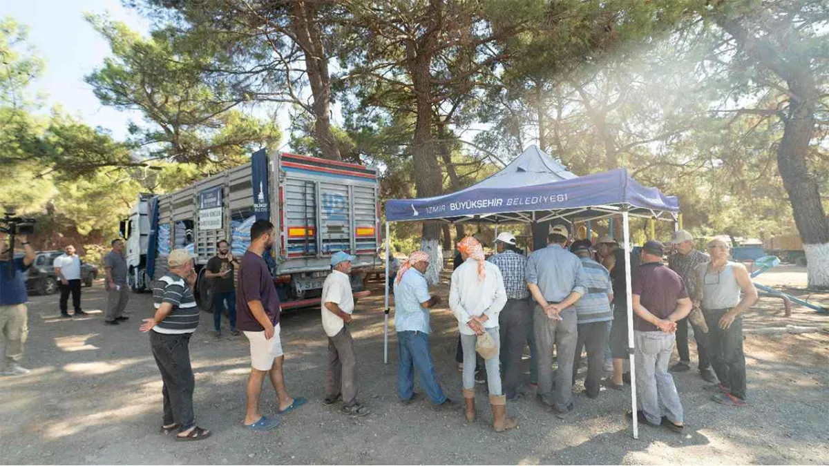 İzmir’de Büyükşehir’den yangın mağduru köylere 40 ton yem desteği haberinin görseli
