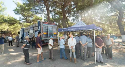 İzmir’de Büyükşehir’den yangın mağduru köylere 40 ton yem desteği