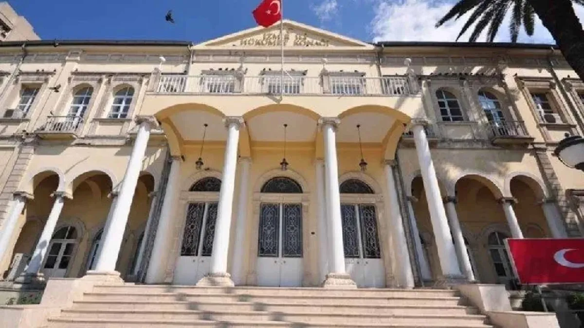 İzmir Valiliği’nden açıklama: Selçuk’ta silahla ateş, polis yaralandı, şüpheliler tutuklandı haberinin görseli