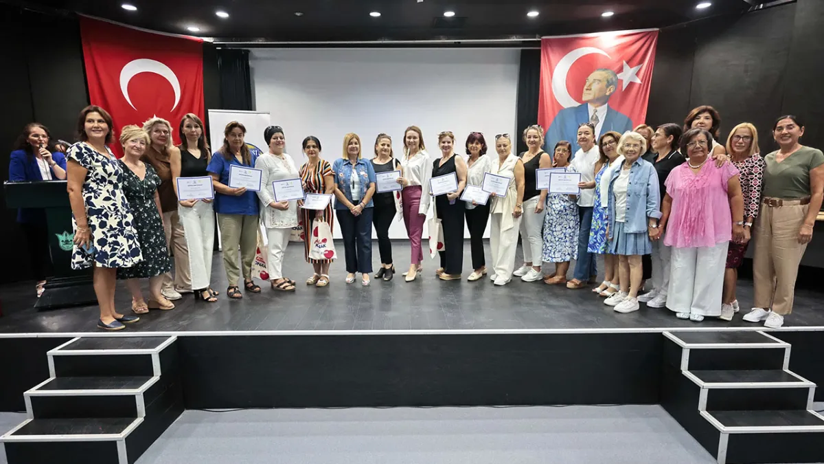 Konak’ın kadın muhtarları, ‘Yeşil Lider’ sertifikalarını aldı haberinin görseli
