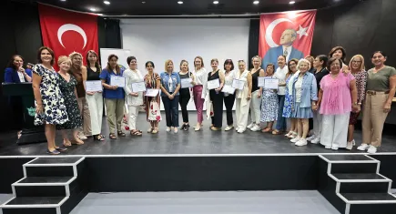 Konak’ın kadın muhtarları, ‘Yeşil Lider’ sertifikalarını aldı