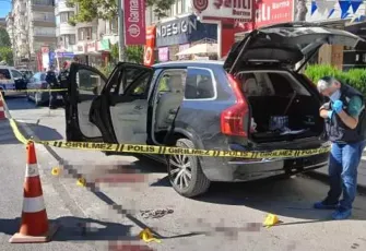 Patronunu silahla vurup, kulağını ısırarak kopardı
