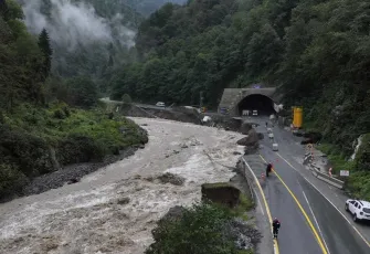 Rize'de sel felaketi: Askeri helikopterler tahliye için havalandı