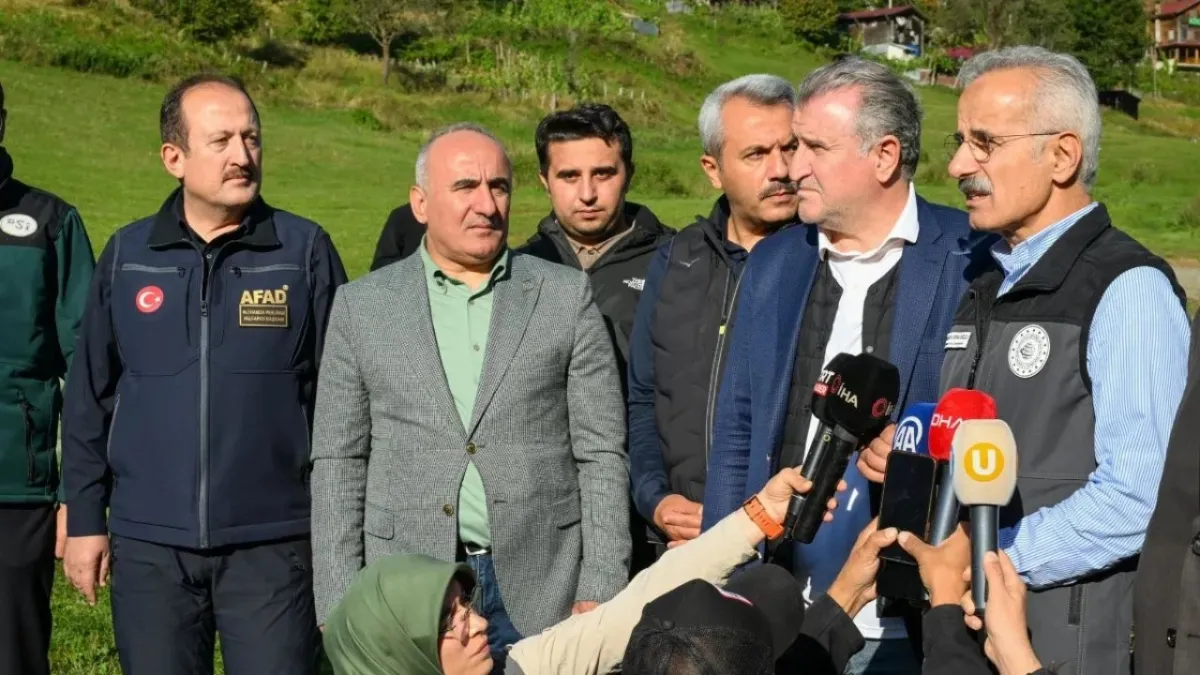 Rize’de sel ve heyelan sonrası ayder yolu kontrollü olarak açıldı: Bakanlar bölgede haberinin görseli