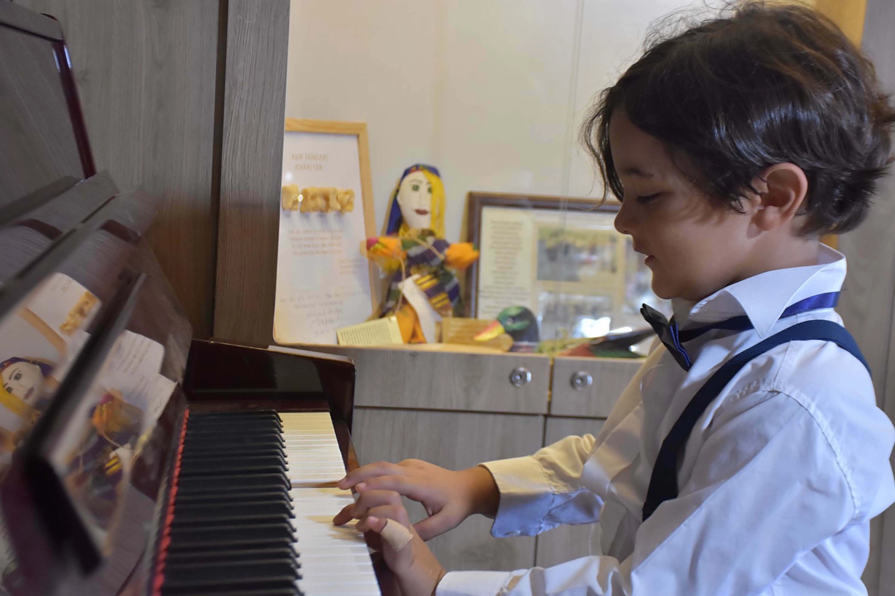 3,5 yaşındaki Yusuf, henüz okuma yazma bilmiyor ama Beethoven çalıyor başlıklı video haberin görseli
